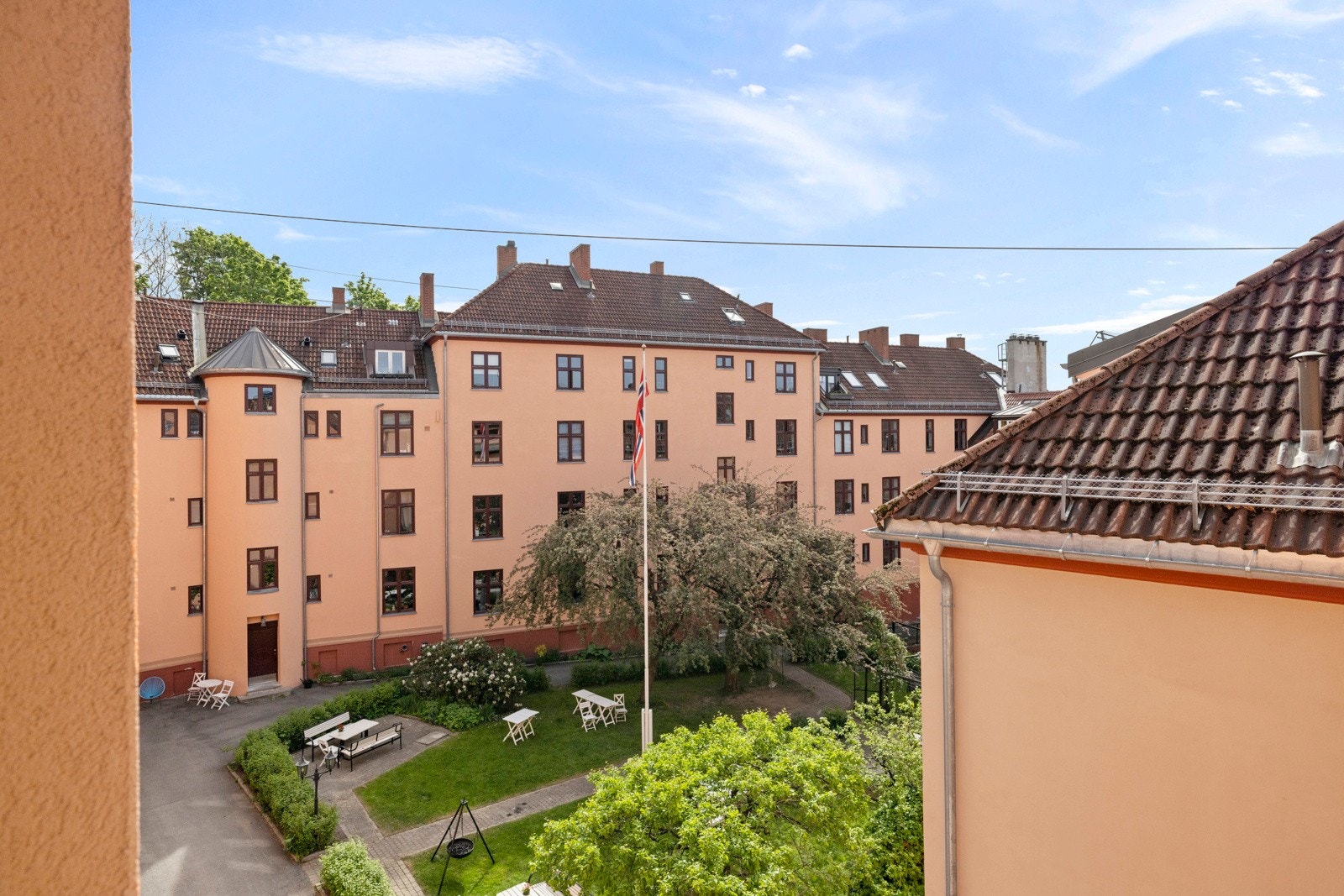 Toppleieligheten ligger luftig og fritt, med grønn og idyllisk utsikt, uten innsyn. Galleribilde