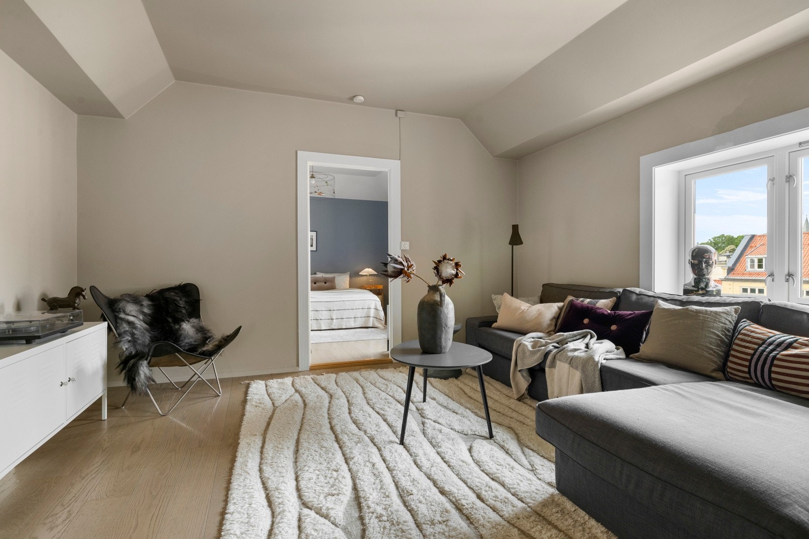 Stuen er av god størrelse med store vindusflater og en generøs takhøyde på hele 2,61 meter. Galleribilde