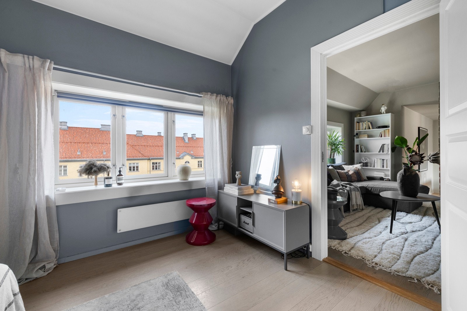 Det er god plass til dobbeltseng med nattbord på hver side, samt stor garderobeløsning langs hele langveggen. Galleribilde