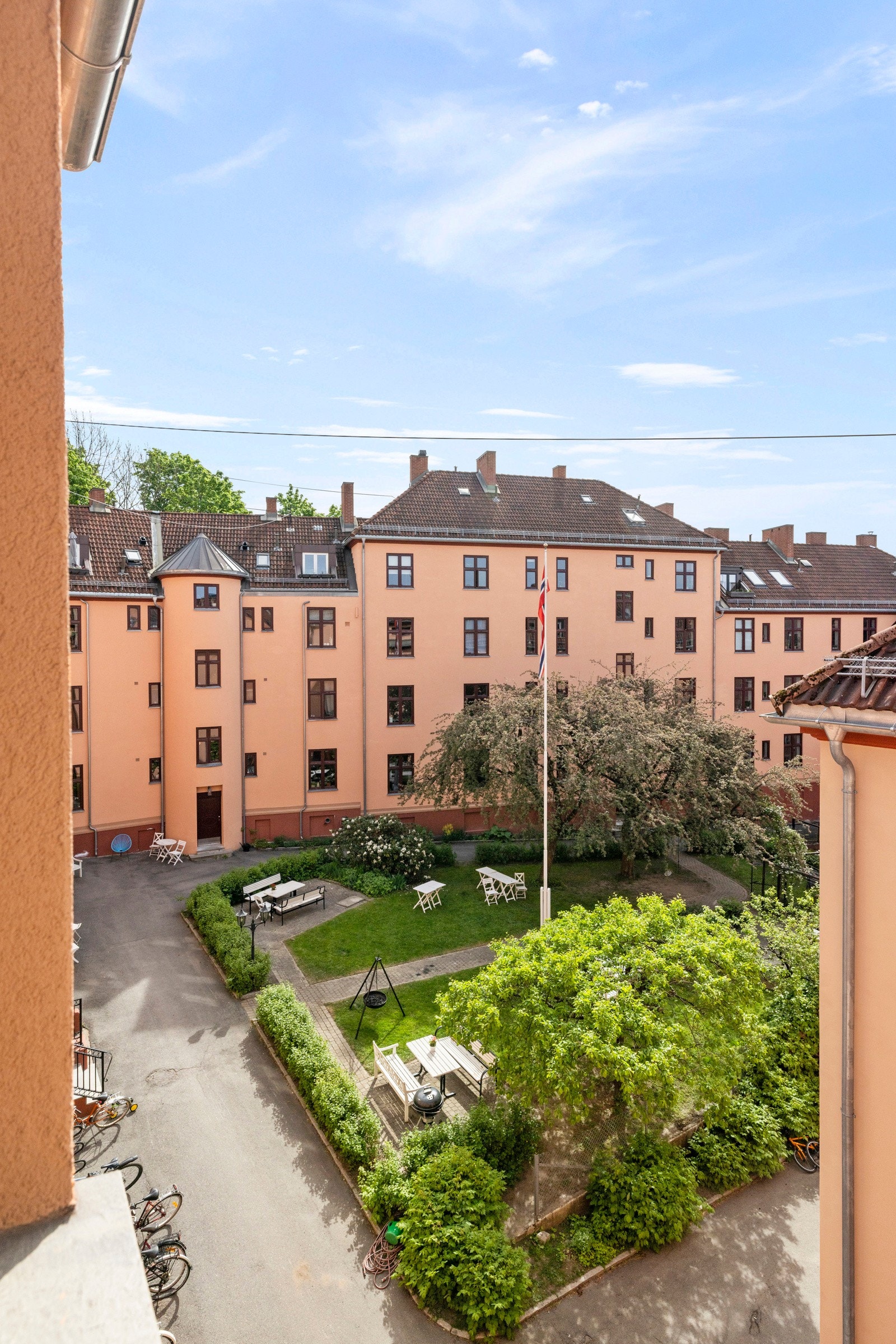 Fra stue- og kjøkkenvinduene er det luftig utsyn ned på en av de to store, grønne og solfylte bakgårdene. Galleribilde