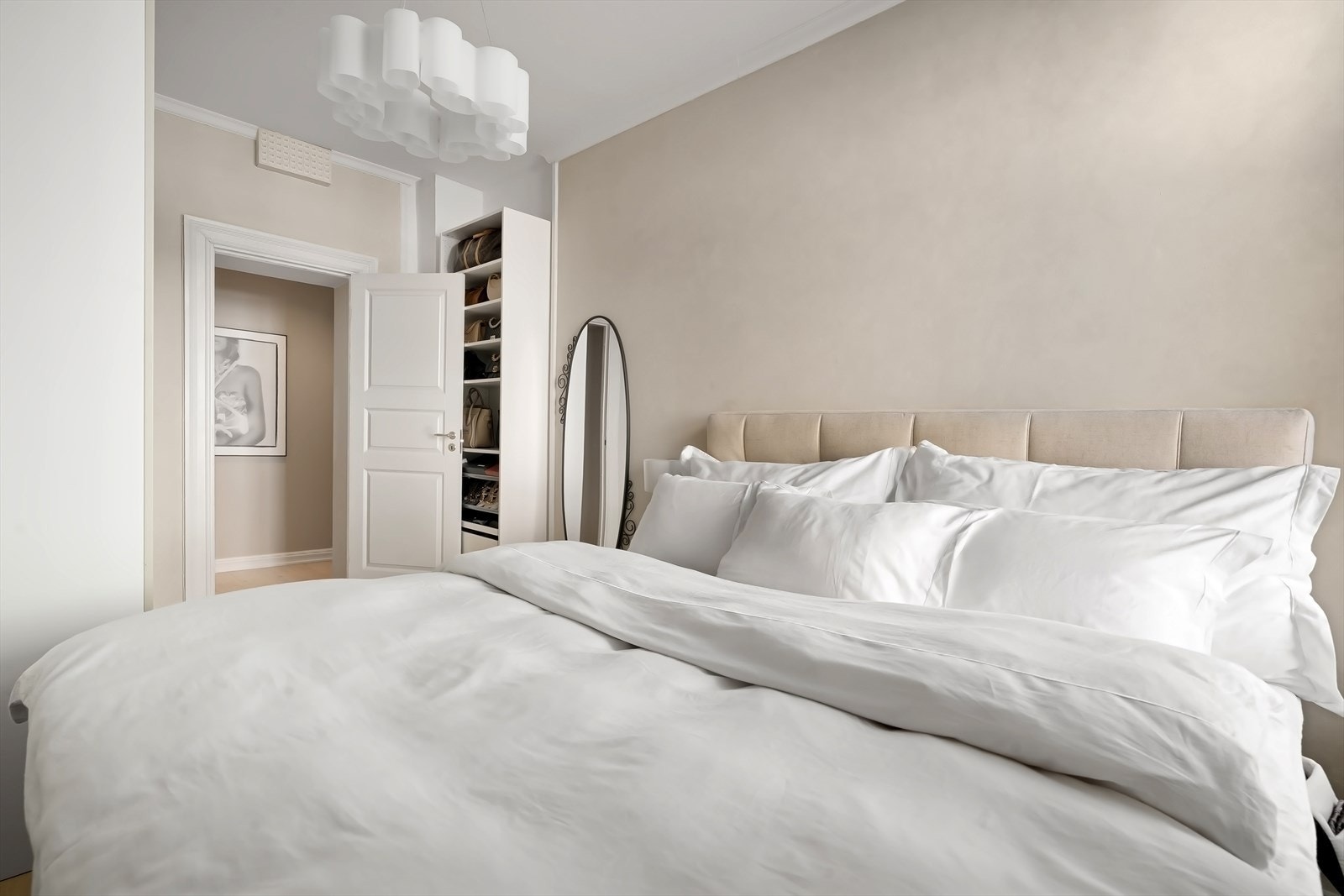 Inn til soverom fra entré. Galleribilde