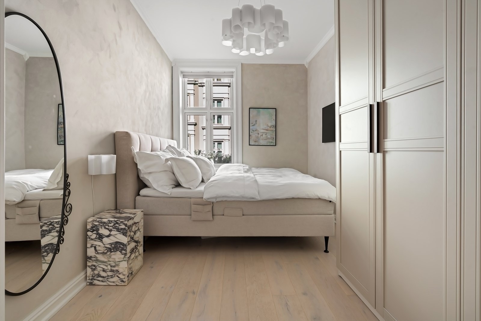 Eikeparkett og lyse overflater. Galleribilde