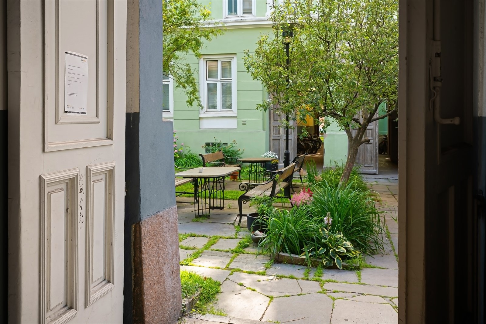 En etasje ned til frodig, felles bakgård - lun og rolig som gir et fint pusterom midt i byen Galleribilde