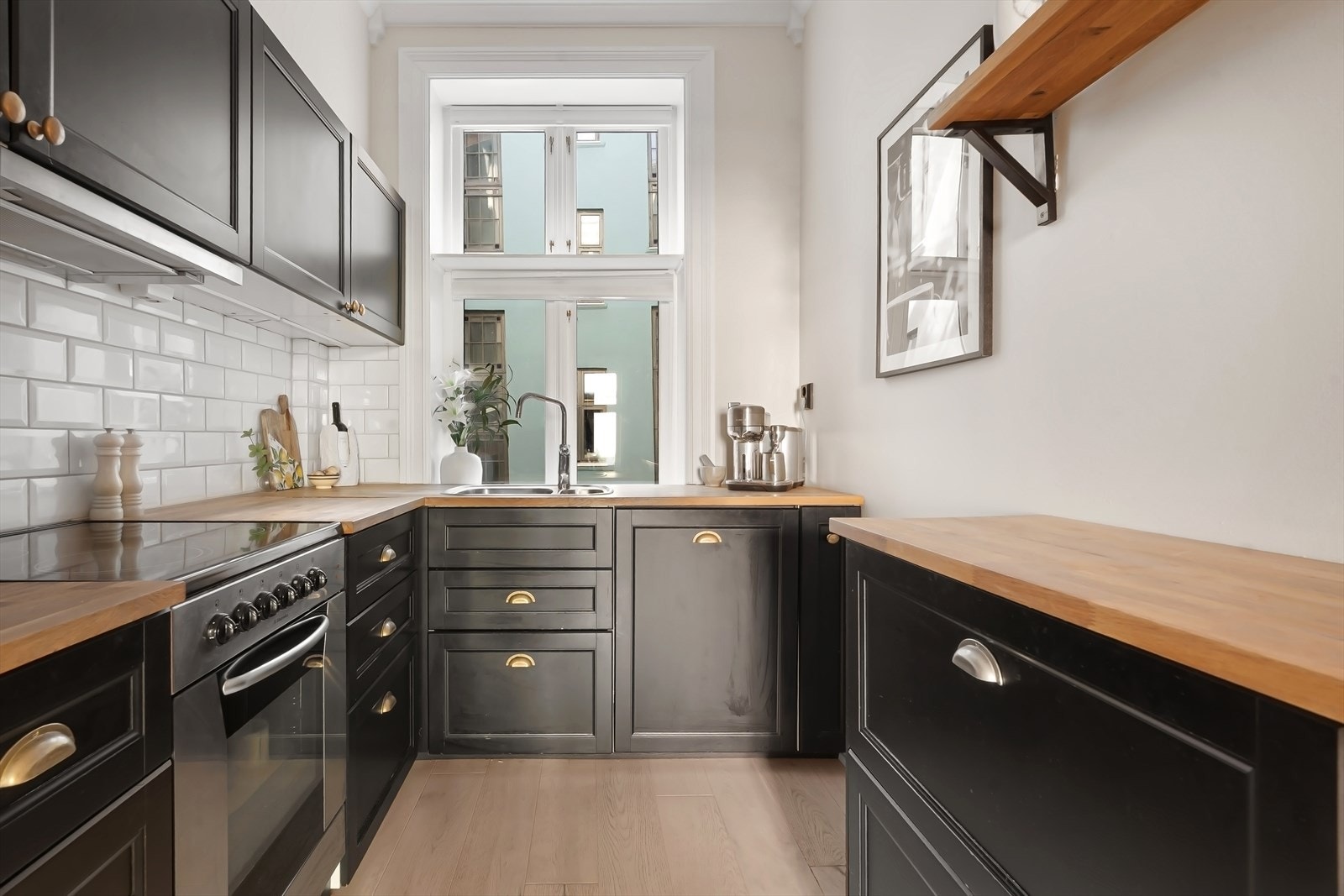 Flere soner for matlaging og godt med oppbevaringsplass. Galleribilde