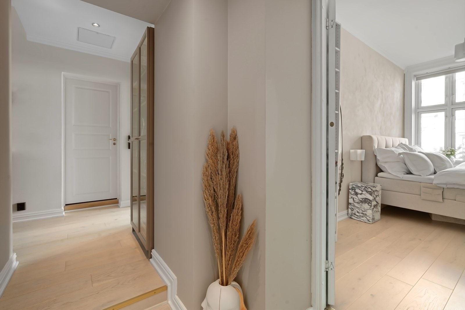 Pen og romslig entré med downlights i himling. Galleribilde