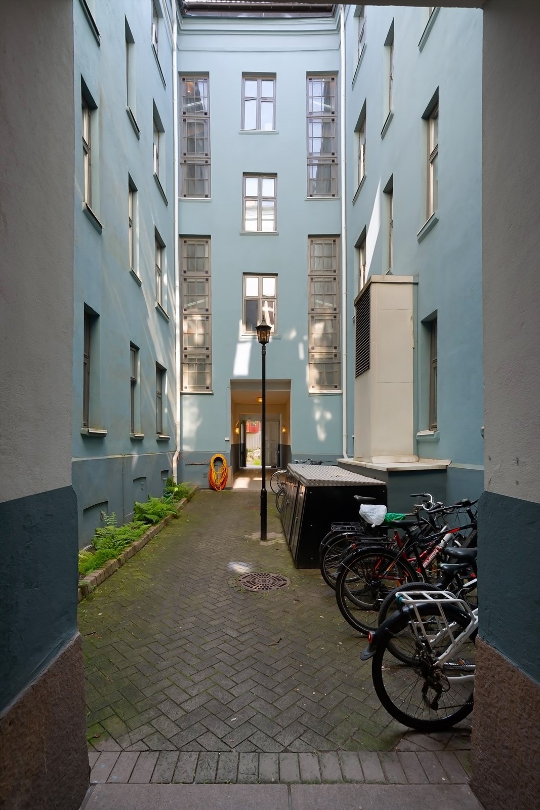 Trapperom/bakgård med sykkelparkering. Galleribilde