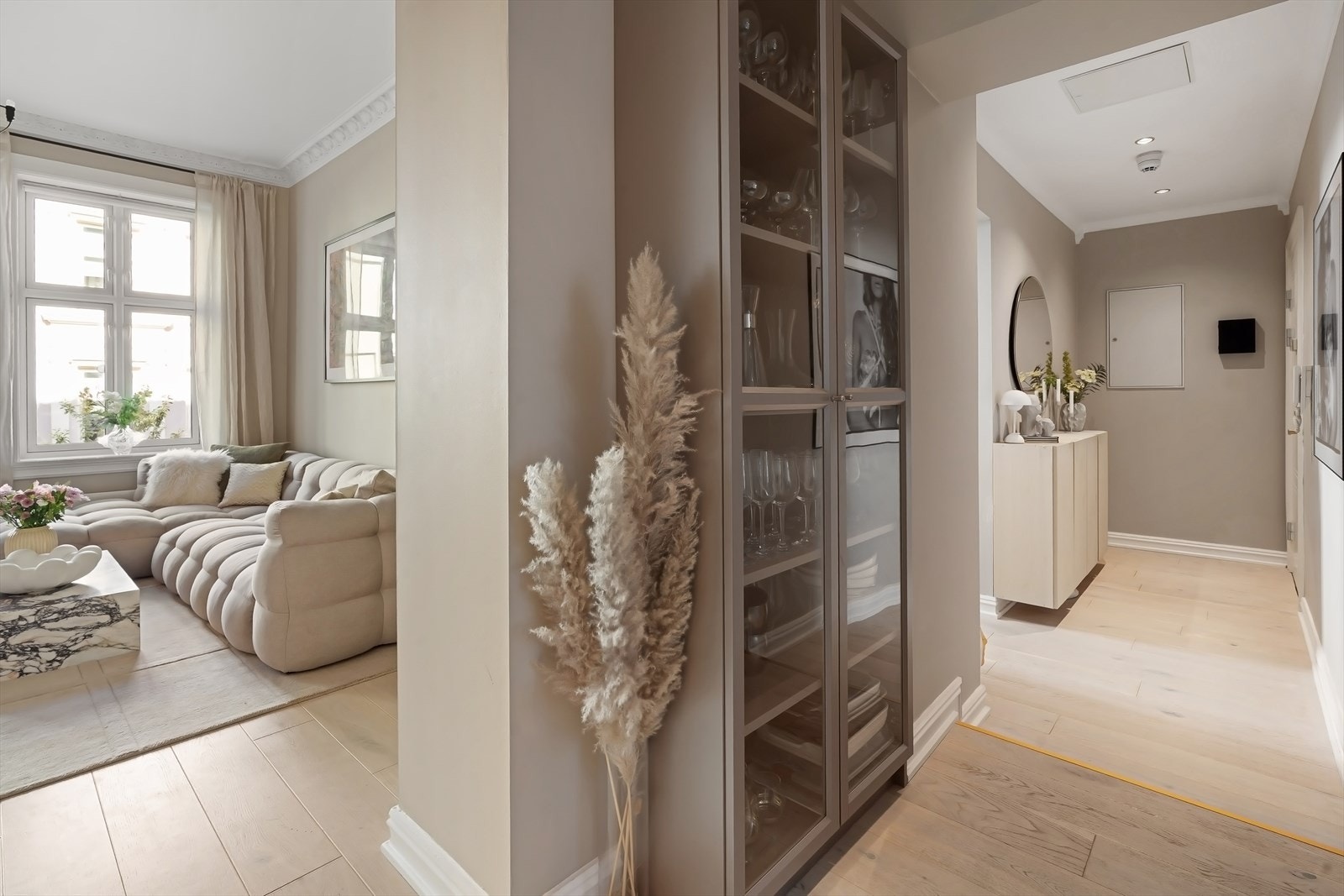 Leiligheten har god takhøyde, 2,97m i stue. Galleribilde