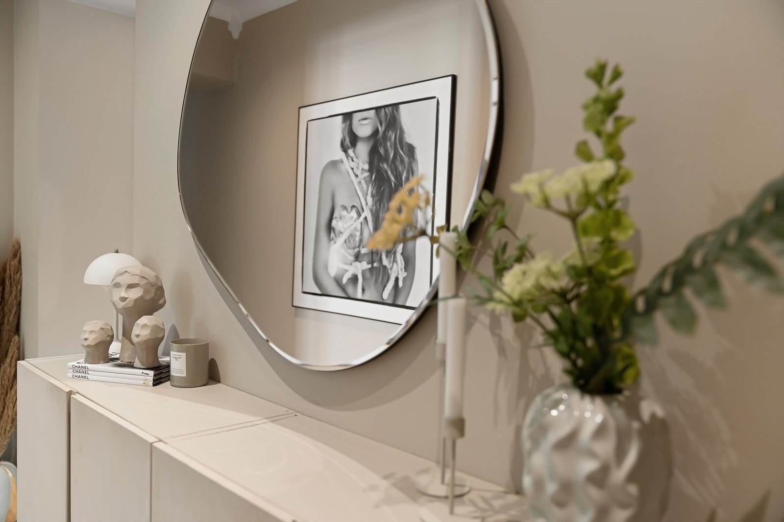 Entré er utstyrt med veggmontert skap. Galleribilde