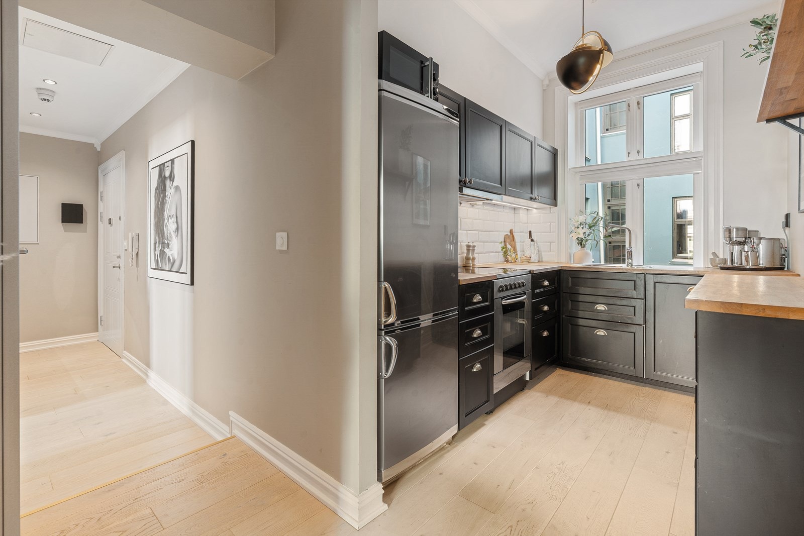 Det er vinduer på to kanter av leiligheten som slipper inn rikelig med lys. Galleribilde