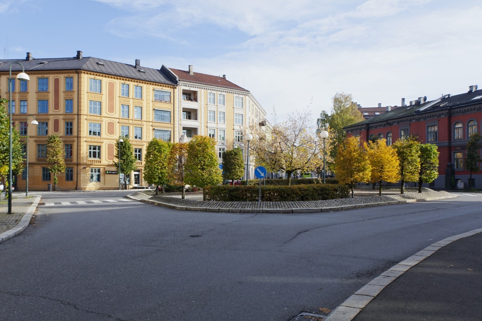 Ca 190 meter til Harald Hårdrådes plass med bl.a. buss nr 37. Galleribilde