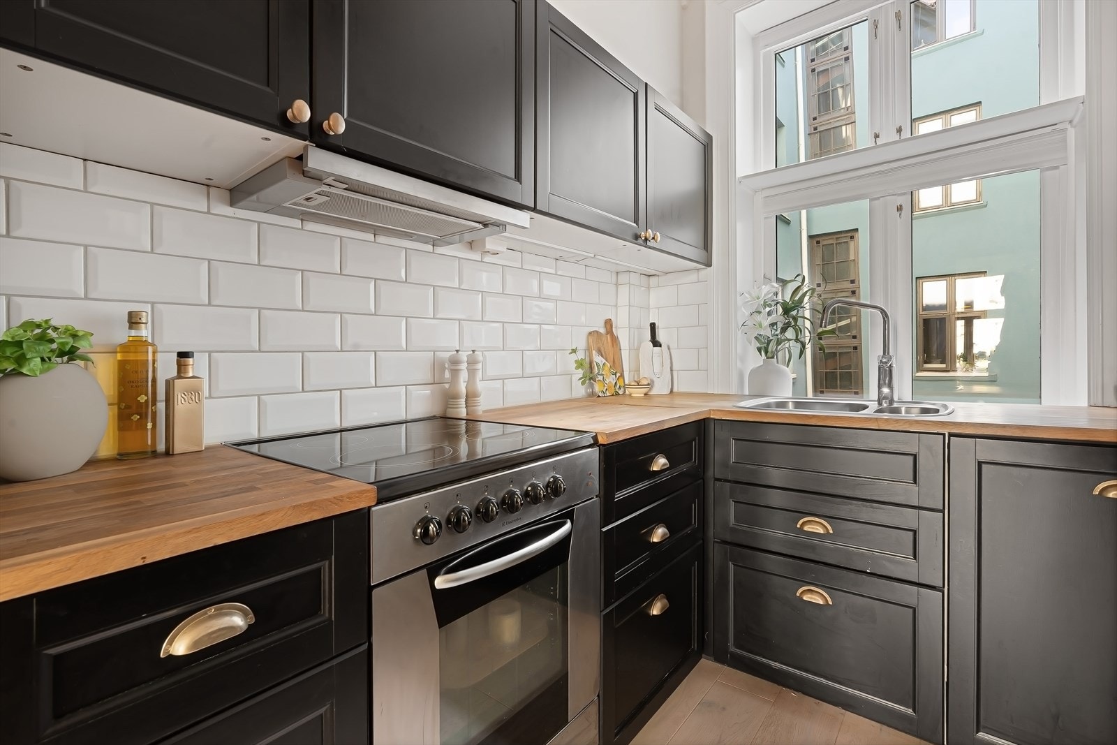 Velholdt og pent kjøkken fra 2017 med profilerte fronter, heltre benkeplate, belysning under overskap og fliser på vegg. Galleribilde