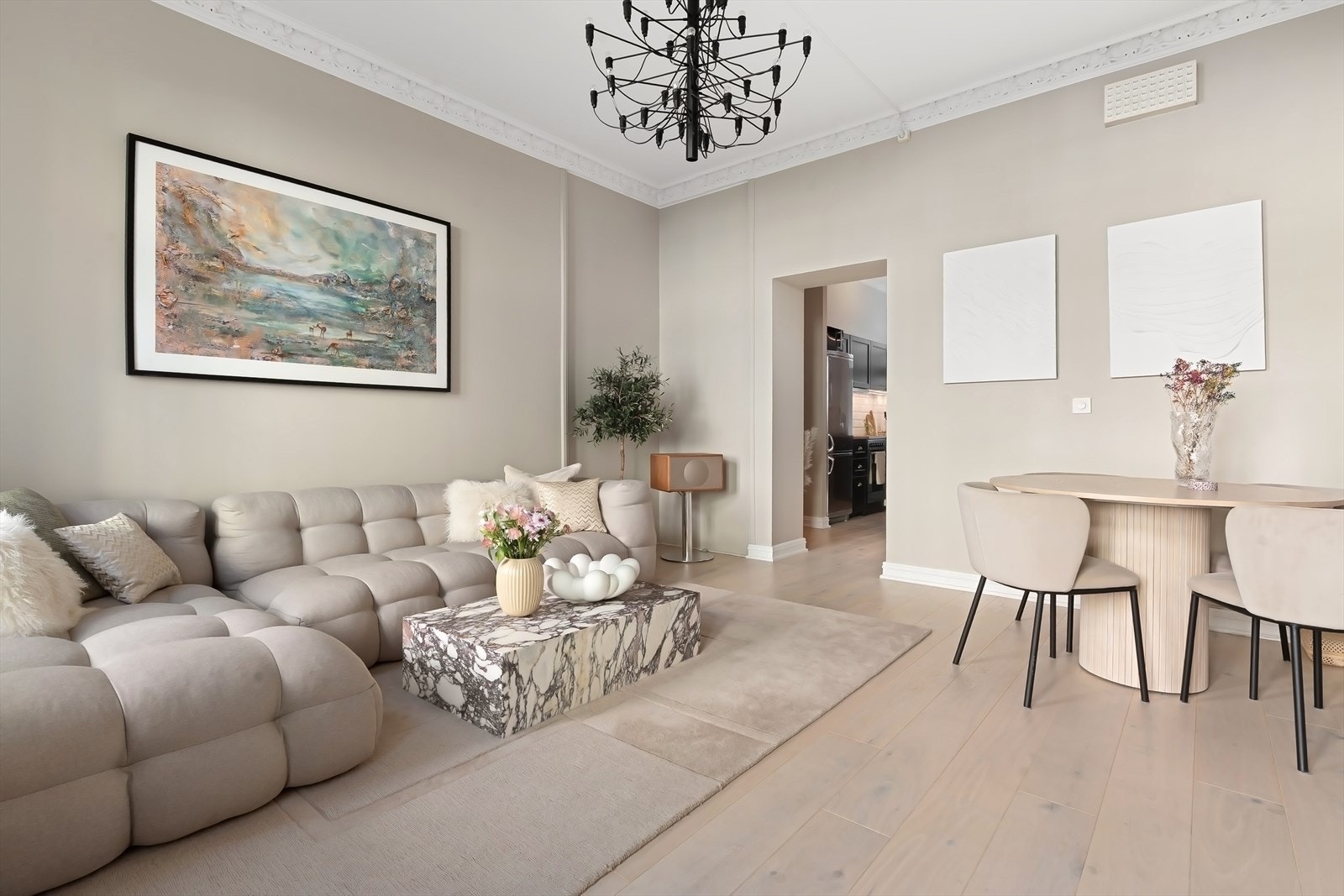 Stuen er romslig og har mye naturlig lys, samt god plass til sofagruppe og spisebord. Galleribilde