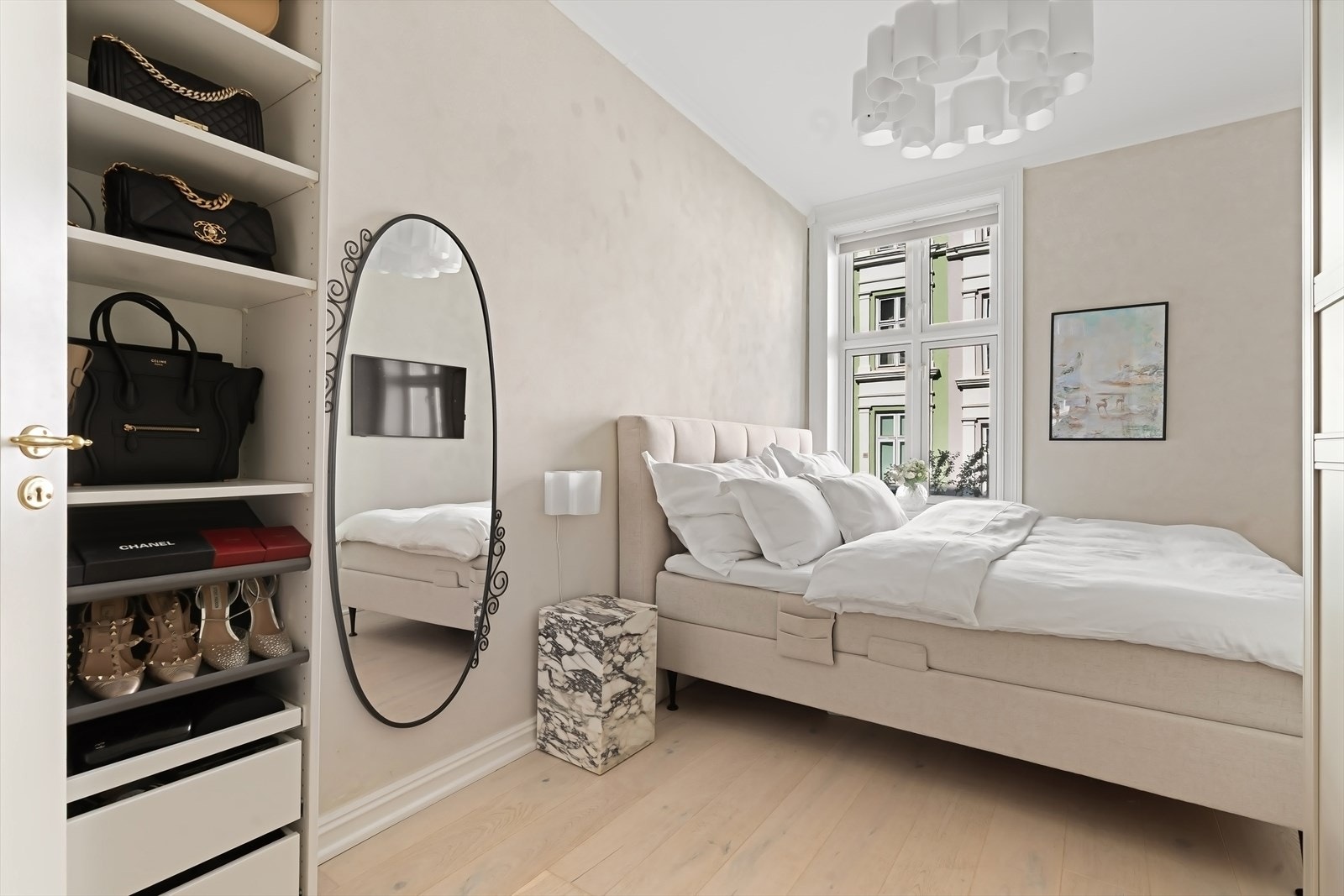 Stort og luftig soverom med god plass til garderobe og dobbeltseng. Galleribilde