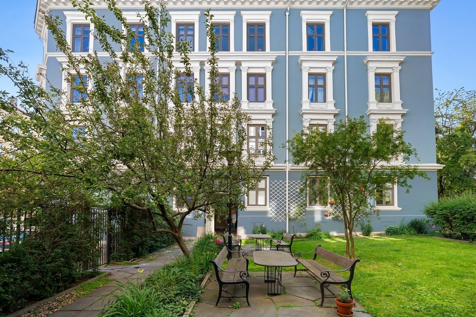 Hyggelig plass å nyte sommeren. Fra borettslaget er det gangavstand til alt , samtidig som det føles skjermet og rolig. Galleribilde