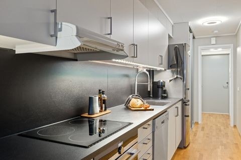 Moderne kjøkken med gode lagringsmuligheter. Galleribilde