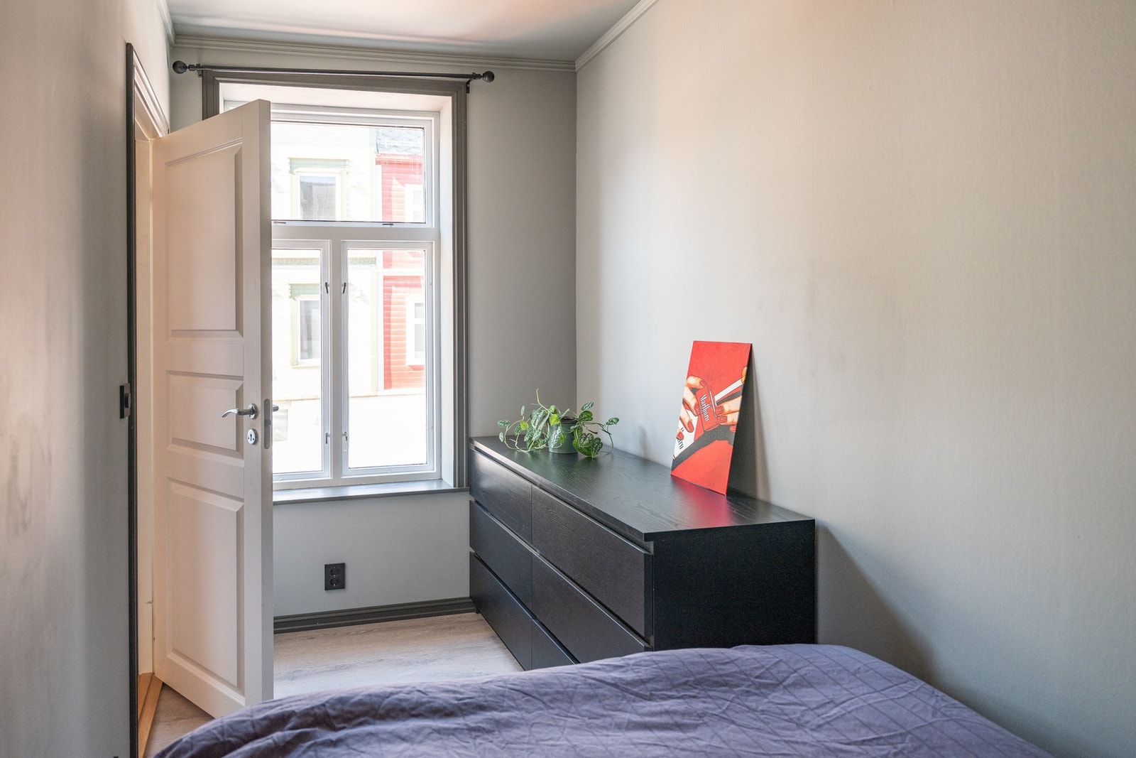 Lyst å fint soverom med plass til seng og skap/kommode. Galleribilde
