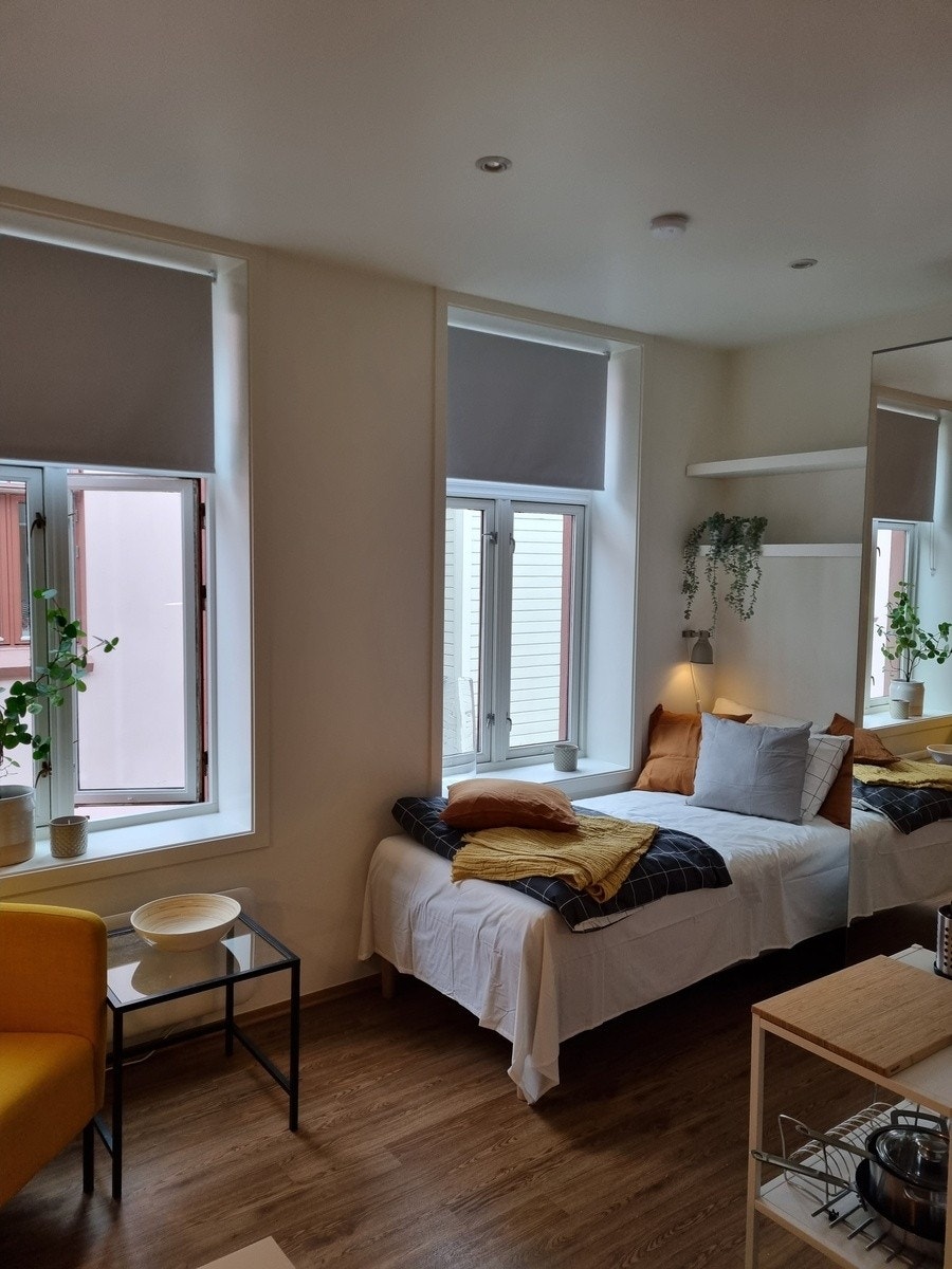 Seng med garderobe Galleribilde