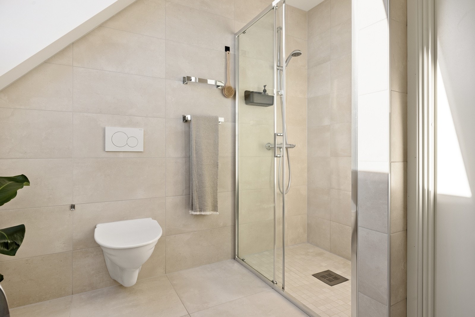 Badet (2017) er romslig og helfliset med varmekabler i gulv og uttak/plass til vaskemaskin. Galleribilde