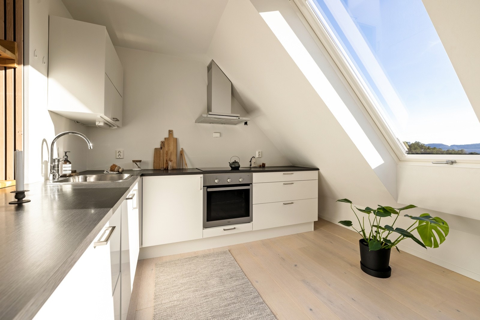 Flott Marbodal kjøkken fra 2017. Kjøkkenet er innredet med en slitesterk laminat benkeplater. Galleribilde