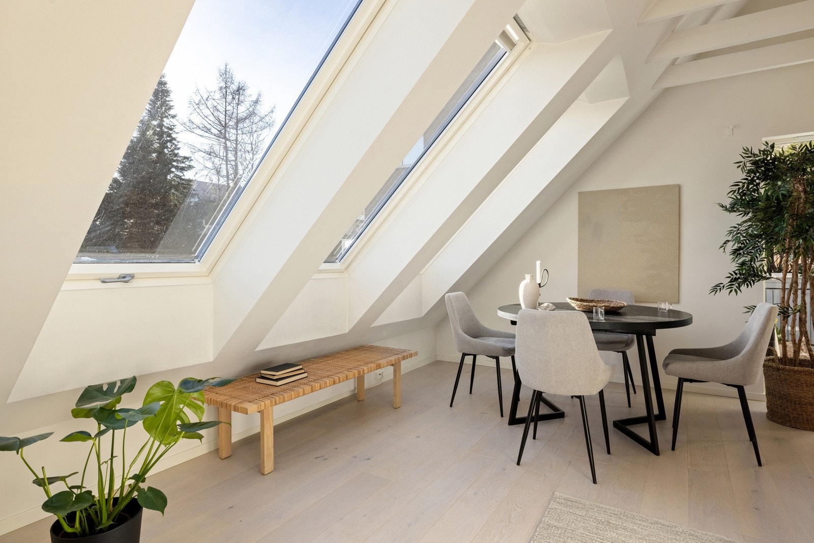 De store vindusflatene sørger for rikelig med naturlig lysinnslipp til rommet. Galleribilde