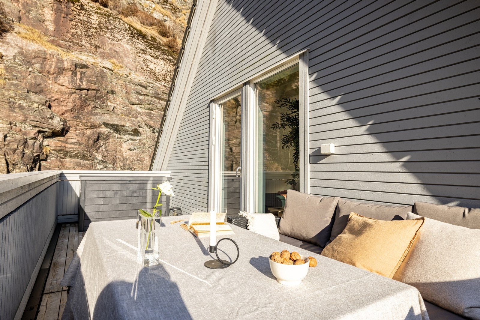 Her har du utgang til en trivelig terrasse på 11 kvm med nydelig utsikt og gode solforhold! Galleribilde