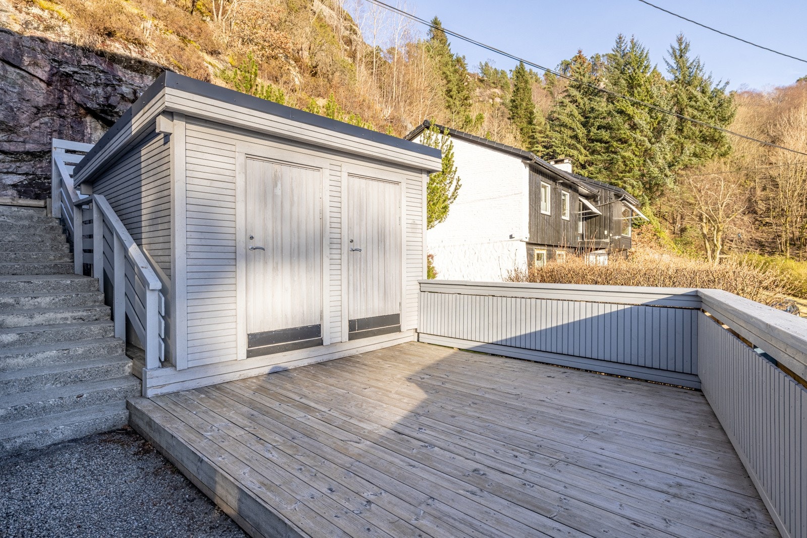 Det medfølger en ekstern bod(dør til høyre) for ekstra oppbavering. Galleribilde