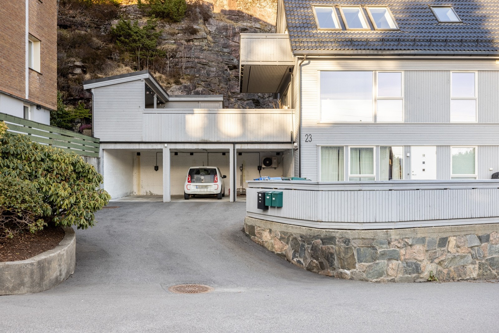 Innkjørselen flott opparbeidet med asfaltert vei. Galleribilde