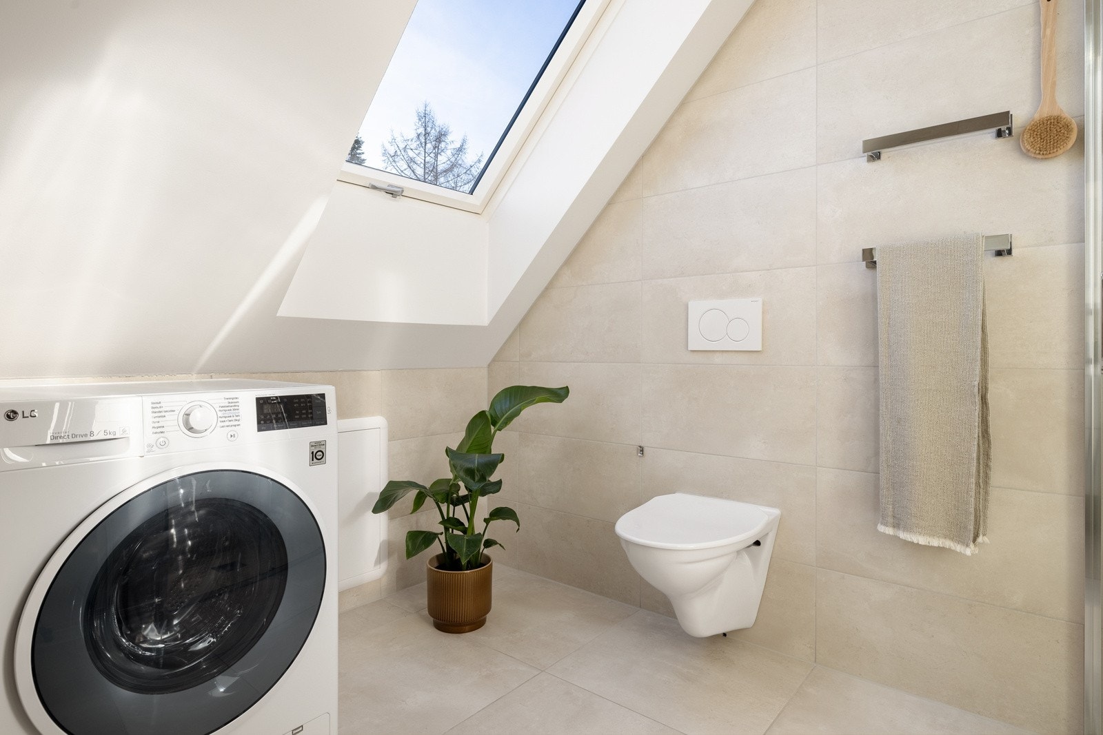 Badet er innredet med vegghengt toalett, dusjnisje m/glassvegger og baderomsinnredning. Galleribilde