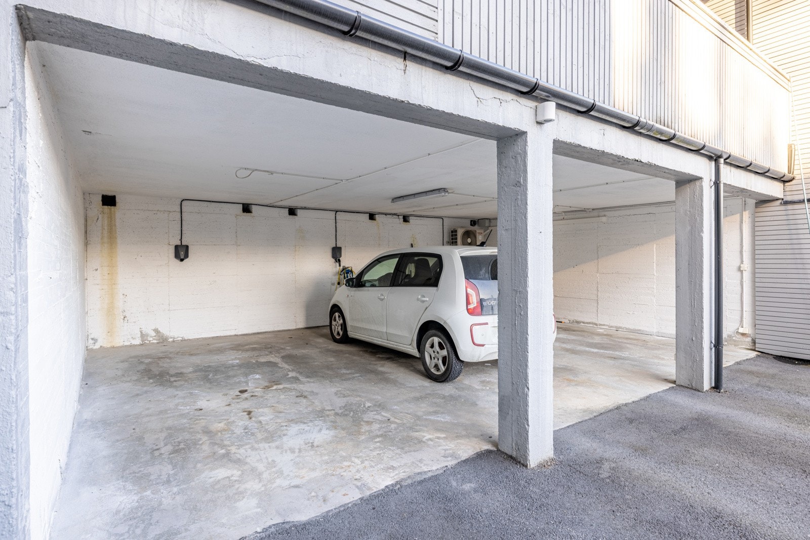 Det medfølger parkering i carport. Dette er plassen helt til venstre. Galleribilde