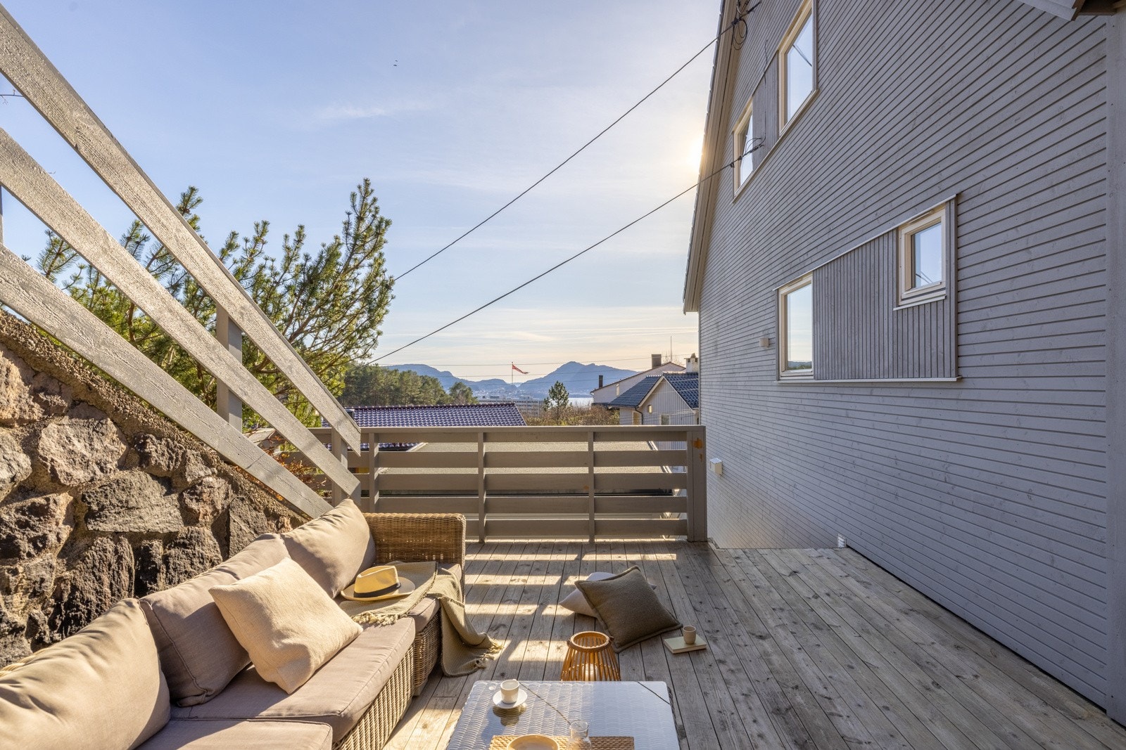 Den andre terrassen er romslig med god plass til å møblere med sofa- og spisegruppe! Galleribilde