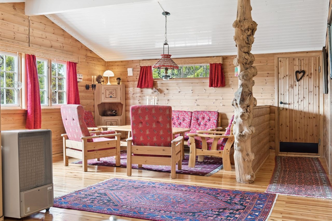 Fra stuen er det adkomst til to soverom og den andre gangen. Det er mange vinduer i stuen som slipper inn godt med dagslys. Galleribilde