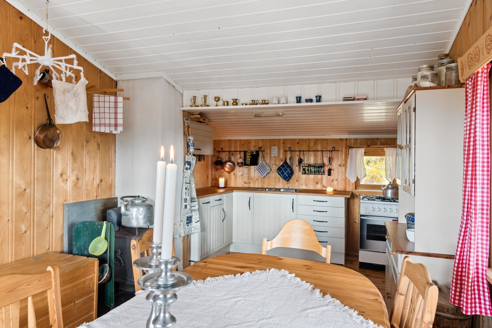 Kjøkkenet har en IKEA-innredning fra 2005 med malte fronter og en solid heltrebenkeplate med nedfelt oppvaskkum i metall. Matlagingen foregår på en frittstående propankomfyr med fire bluss. Galleribilde