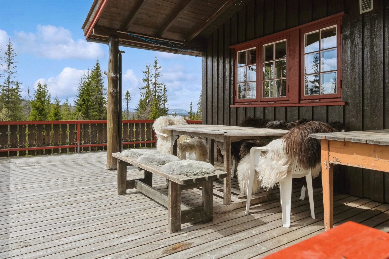 Terrassen er romslig og dels overbygget. Galleribilde