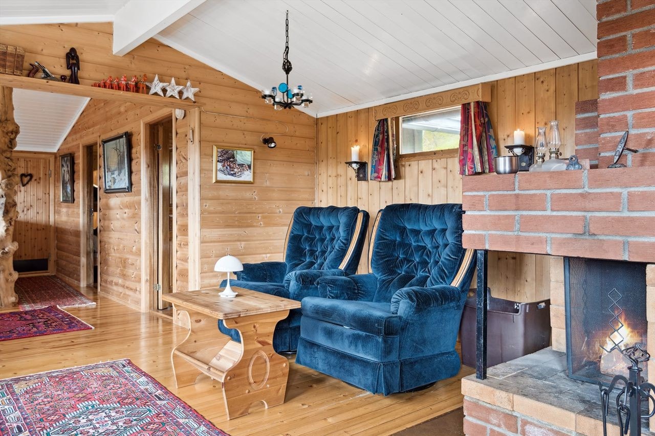 Her er det plass til både sofagruppe, godstoler og annet stuemøblement. I stuen er også styringsenheten for solcelleanlegget plassert. Galleribilde