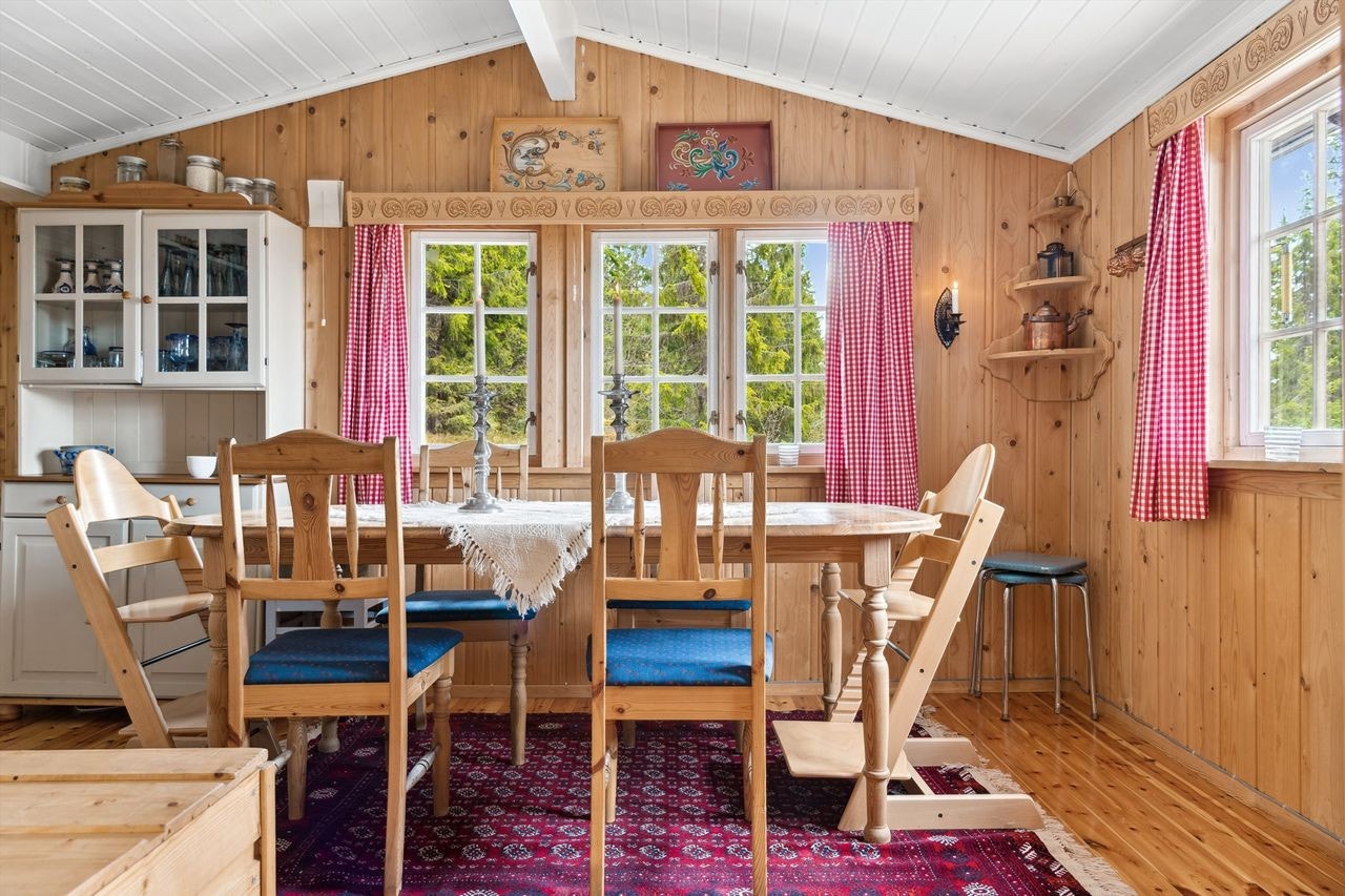 Spiseplass tilknyttet kjøkkenet. Galleribilde