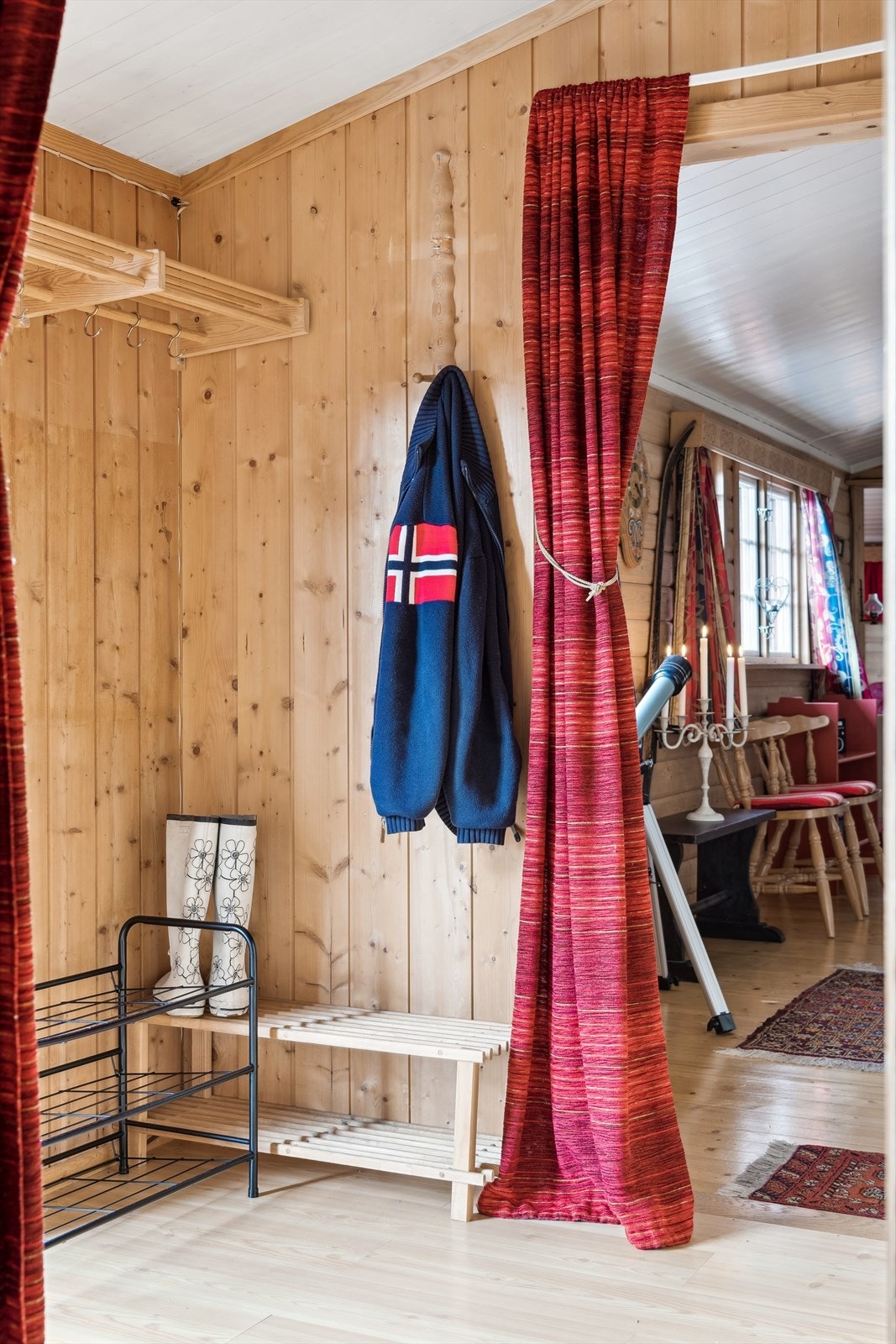 Gang med muligheter for å henge av seg tøyet før du går videre inn i fritidsboligen. Galleribilde