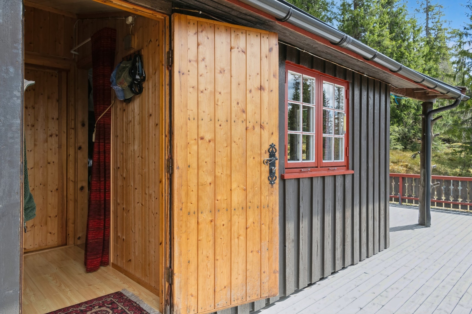 En av to entréer med tilknytning til terrasse. Galleribilde