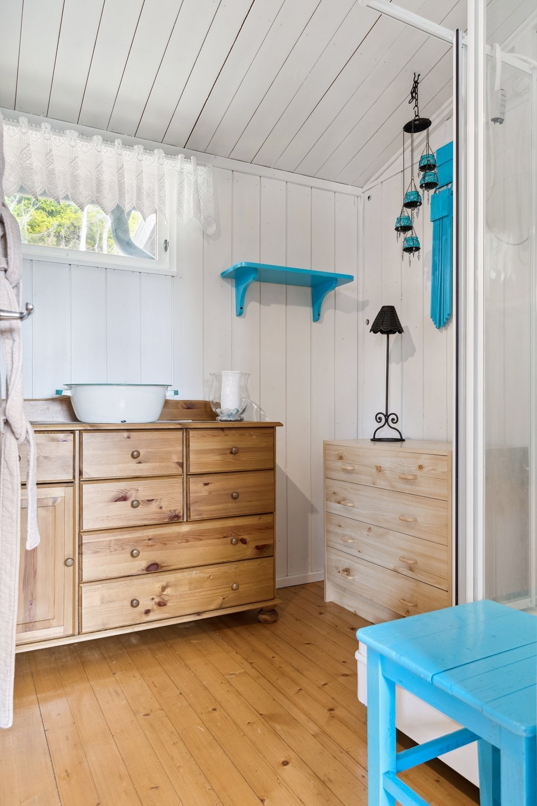 Hytta har to separate rom for hygiene. Det ene rommet er utstyrt med et dusjkabinett av typen 'hyttedusj'. Boret hull til gråvann i gulv til grunn på kjøkken og bad. Galleribilde