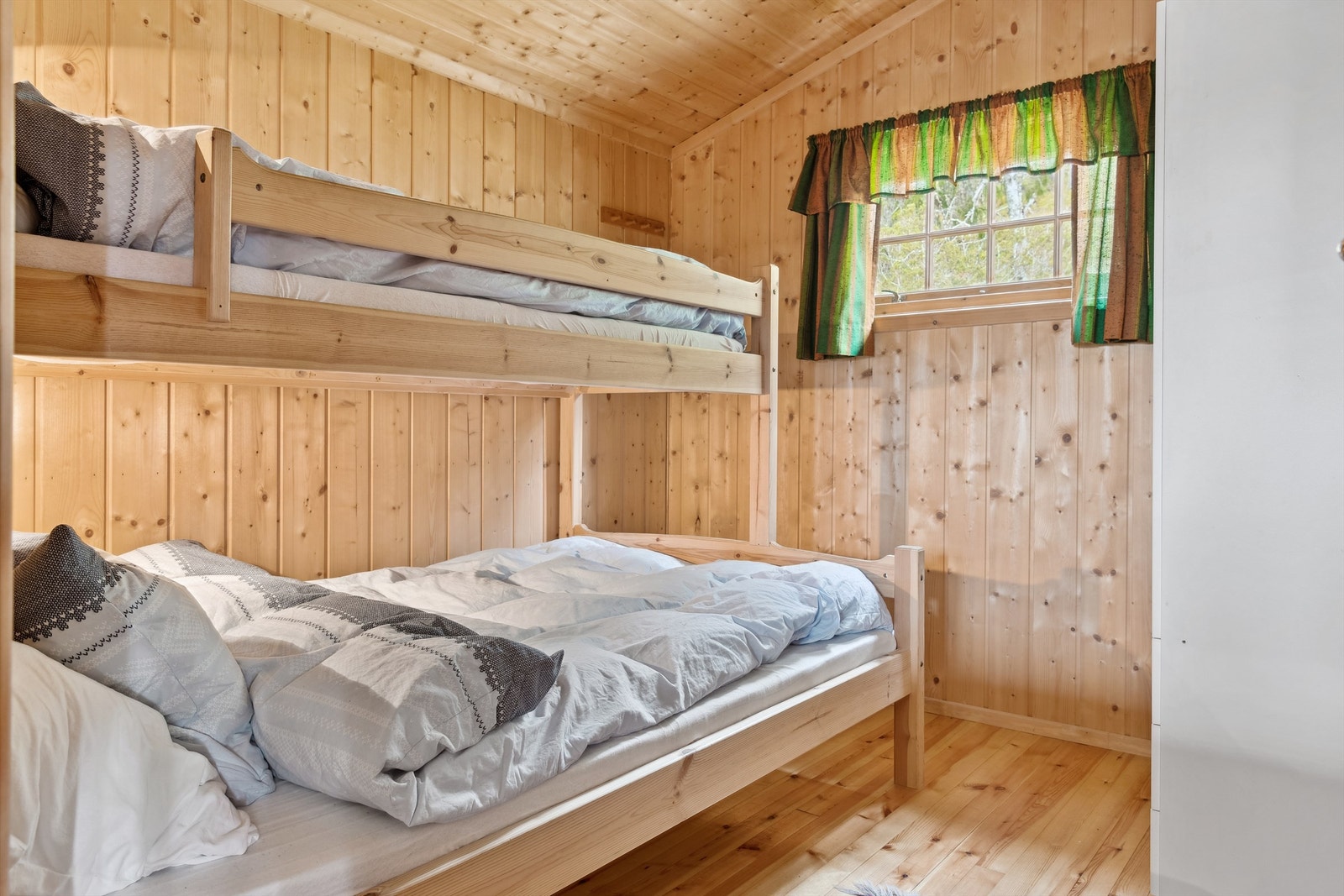 Hytta inneholder tre soverom med plass til senger og oppbevaring. Galleribilde