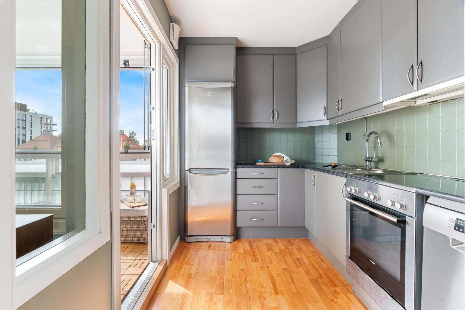 Fra kjøkkenet er det adkomst til en herlig innglasset balkong. Galleribilde