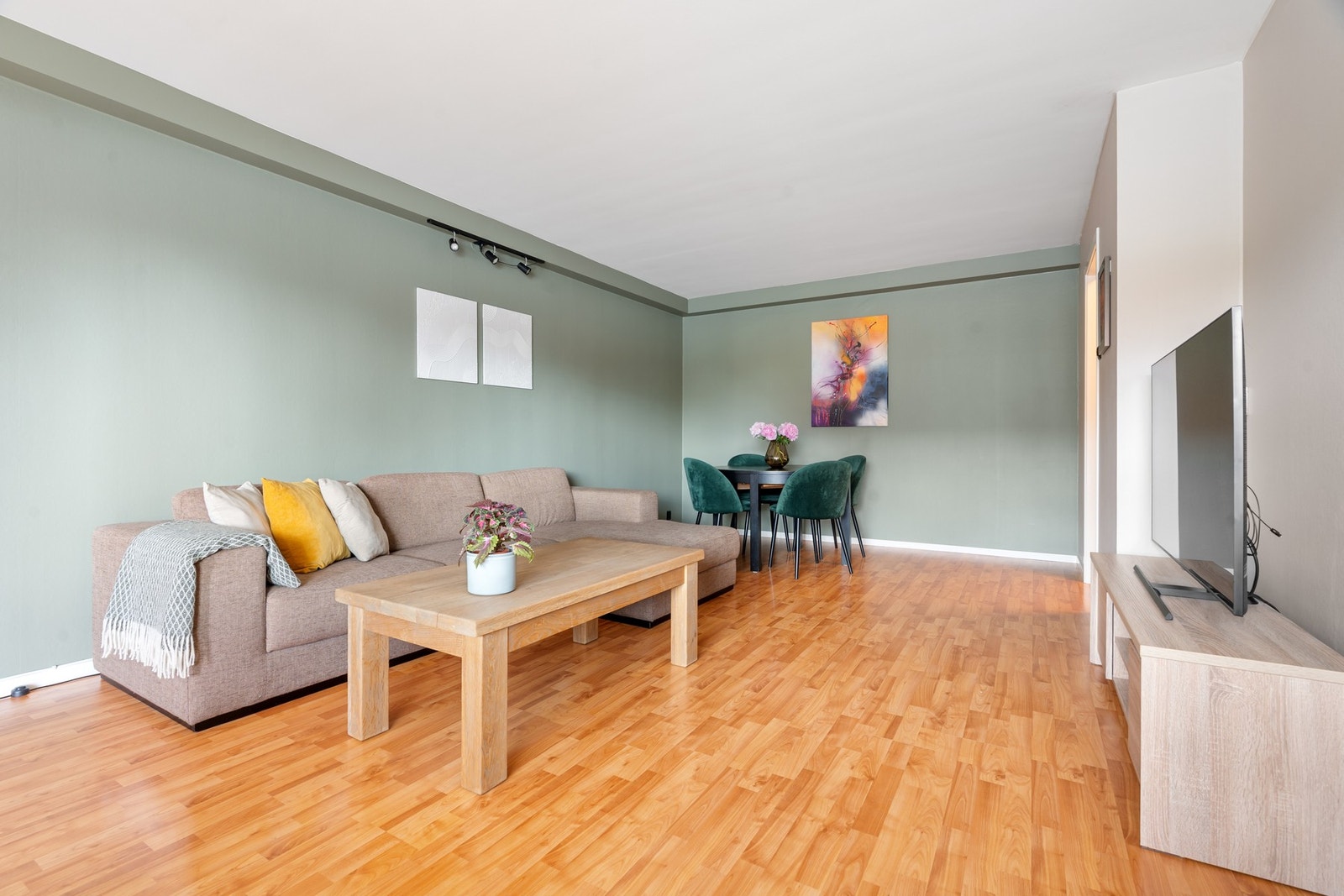 Varmtvann, kabel-tv og bredbånd er inkludert i felleskostnadene. Galleribilde