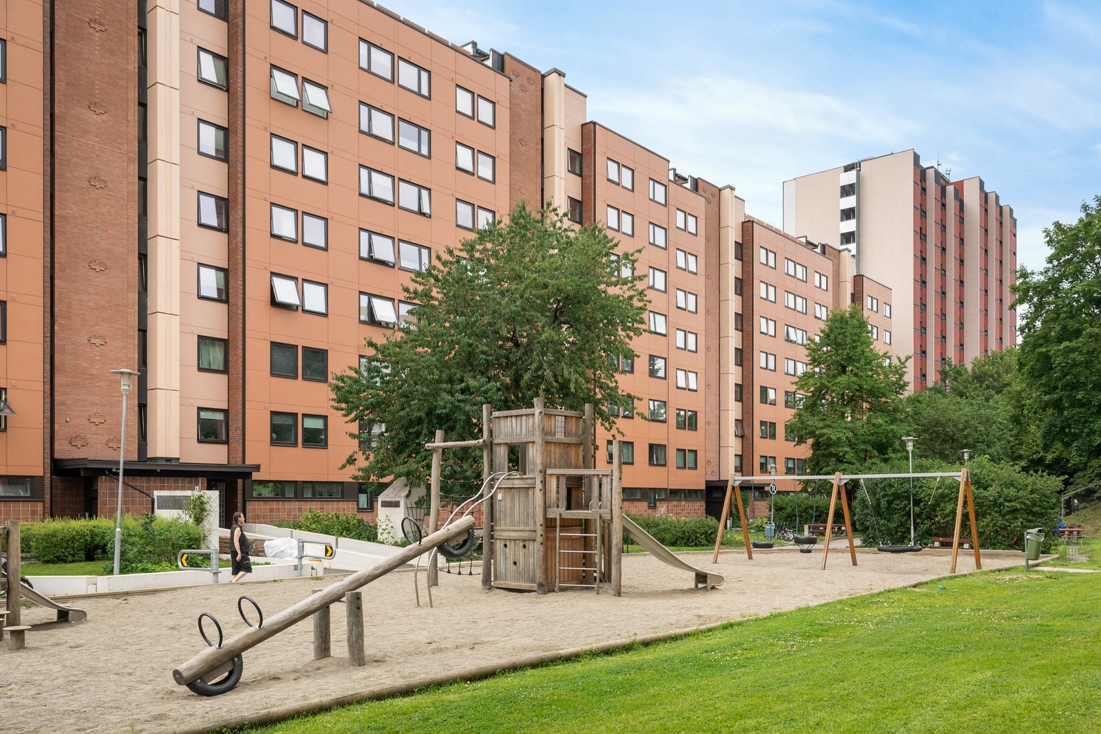 Borettslaget har grønne og koselige fellesområder med lekeplass, sittegrupper og grillområde. Galleribilde