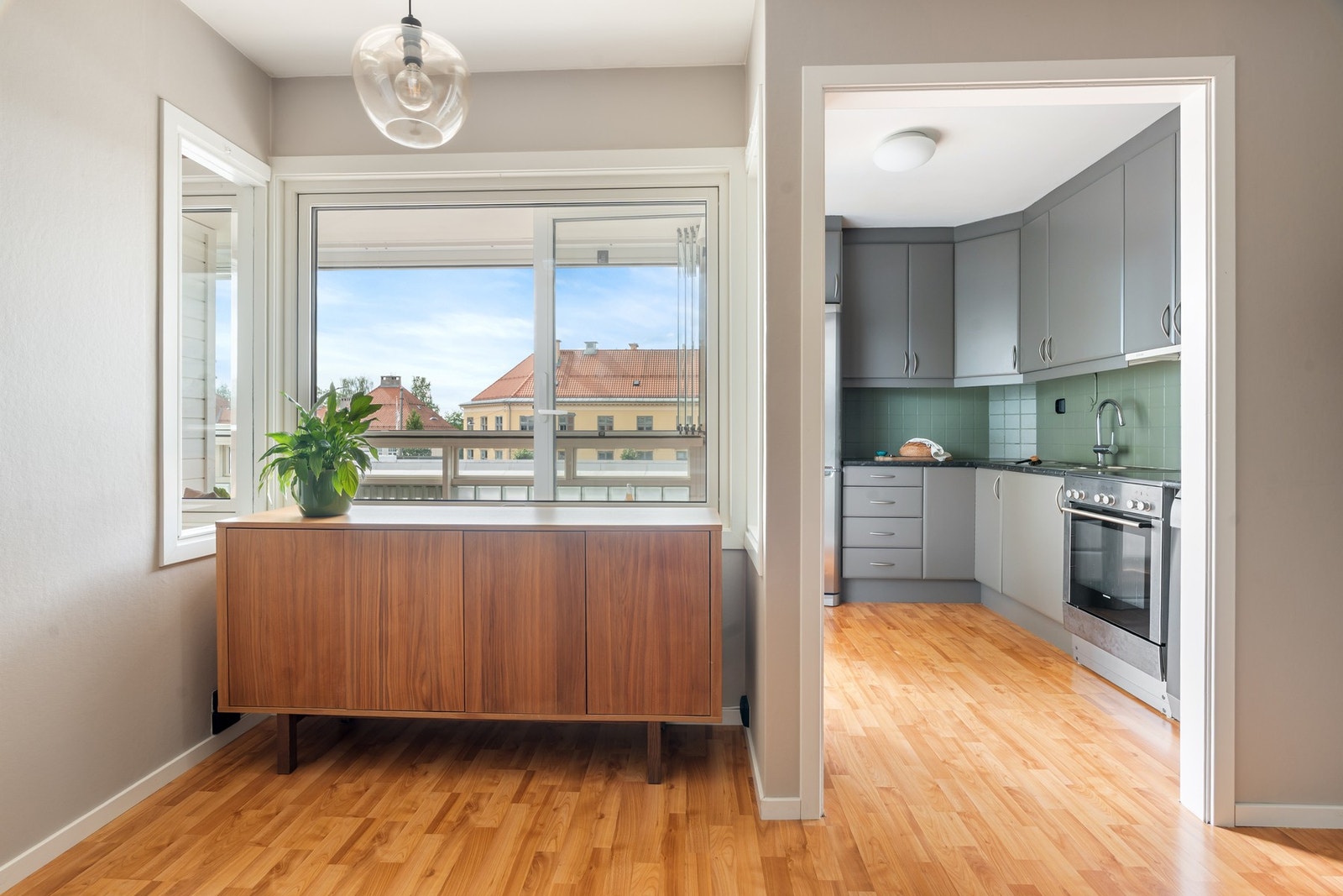 Fint kjøkken i delvis åpen løsning mot stuen. Galleribilde