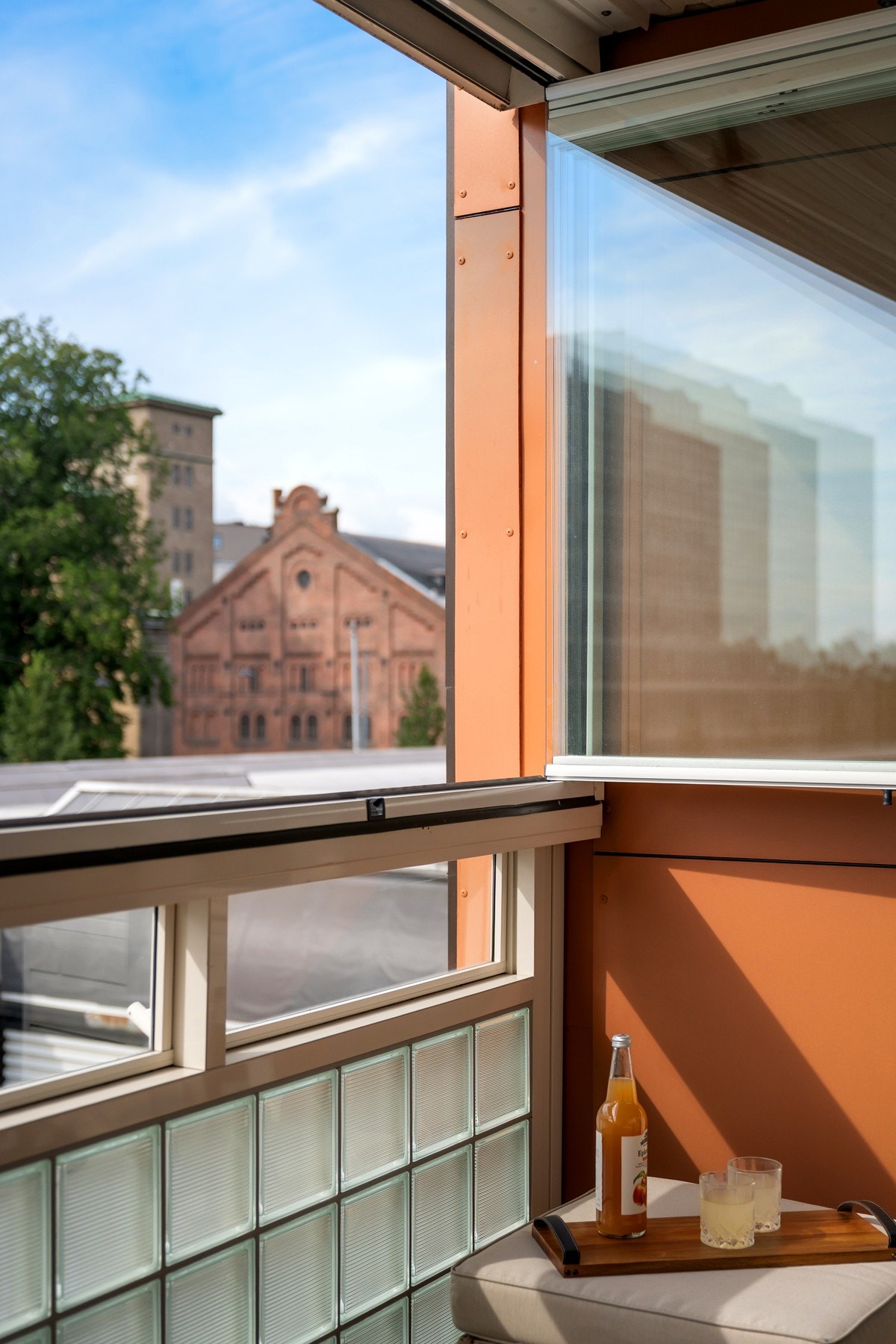 Hellene på balkongen ble lagt våren 2025! Fra balkongen er det tilgang til en praktisk bod. Galleribilde