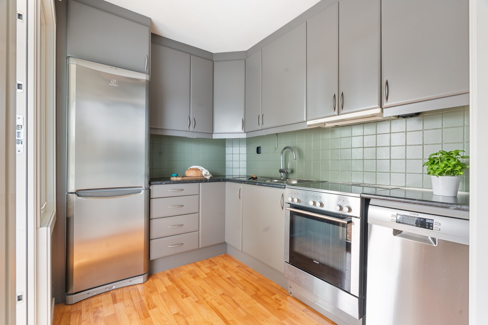 Kjøkkenet har slette fronter, laminat benkeplate og nisjer for komfyr, oppvaskmaskin og kjøleskap. Galleribilde