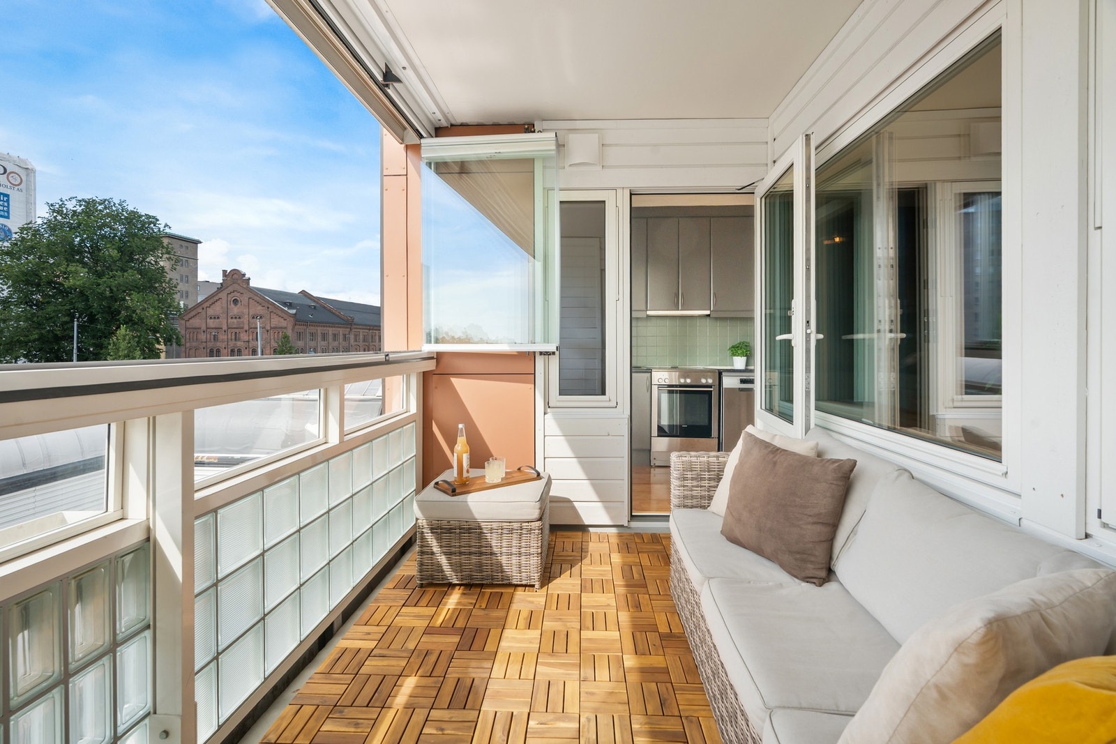 Vestvendt balkong med gode solforhold - fungerer som en naturlig forlengelse av oppholdsrommet i sommerhalvåret. Galleribilde