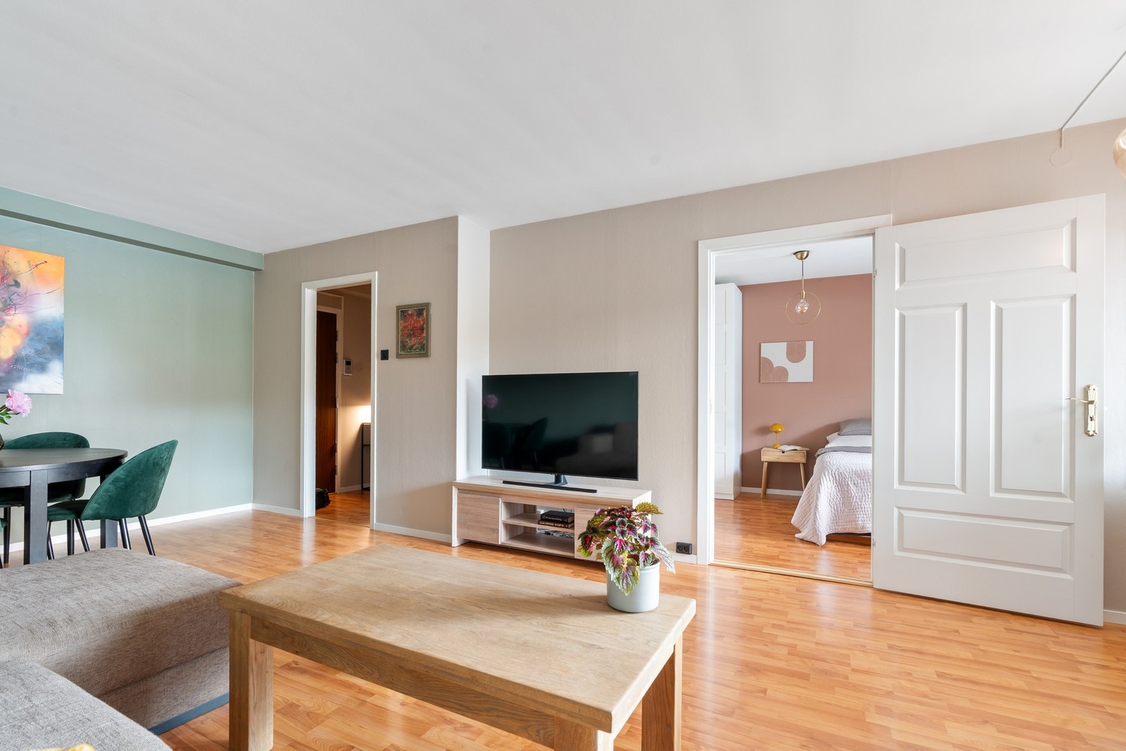 Romslig stue med god plass til sofagruppe, sofabord og underholdningsavdeling. Galleribilde