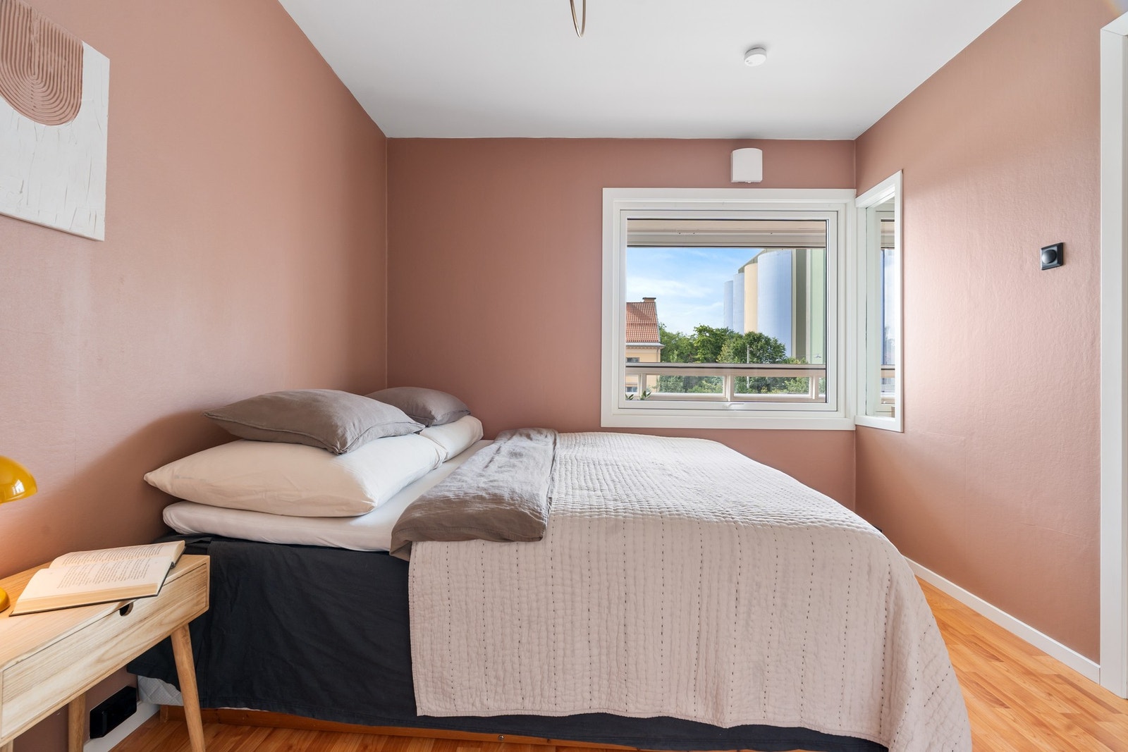 Soverommet ligger usjenert til. Galleribilde