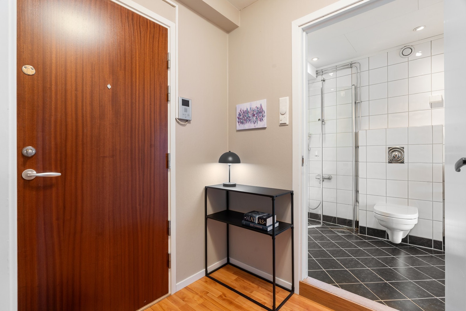 Innbydende entré med plass til ytterklær og sko. Dørcalling med åpner gjør det enkelt å slippe inn besøkende. Galleribilde