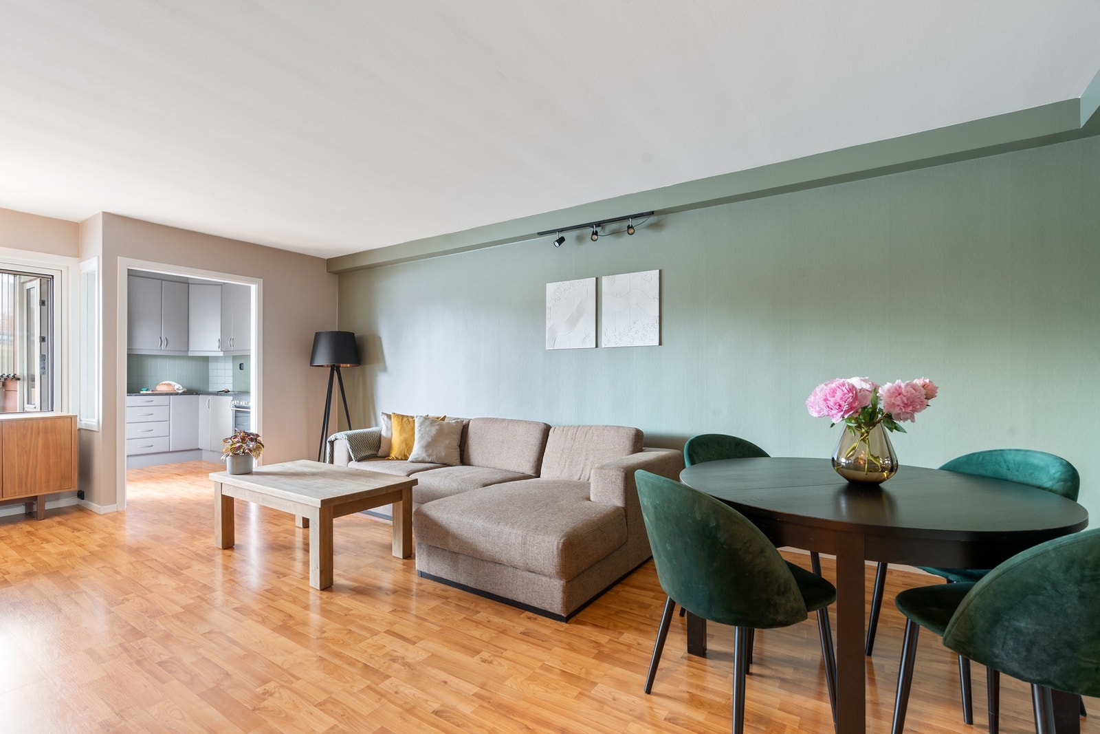 Leiligheten ligger fritt til i byggets 3. etasje med heisadkomst, og har en meget god planløsning. Galleribilde